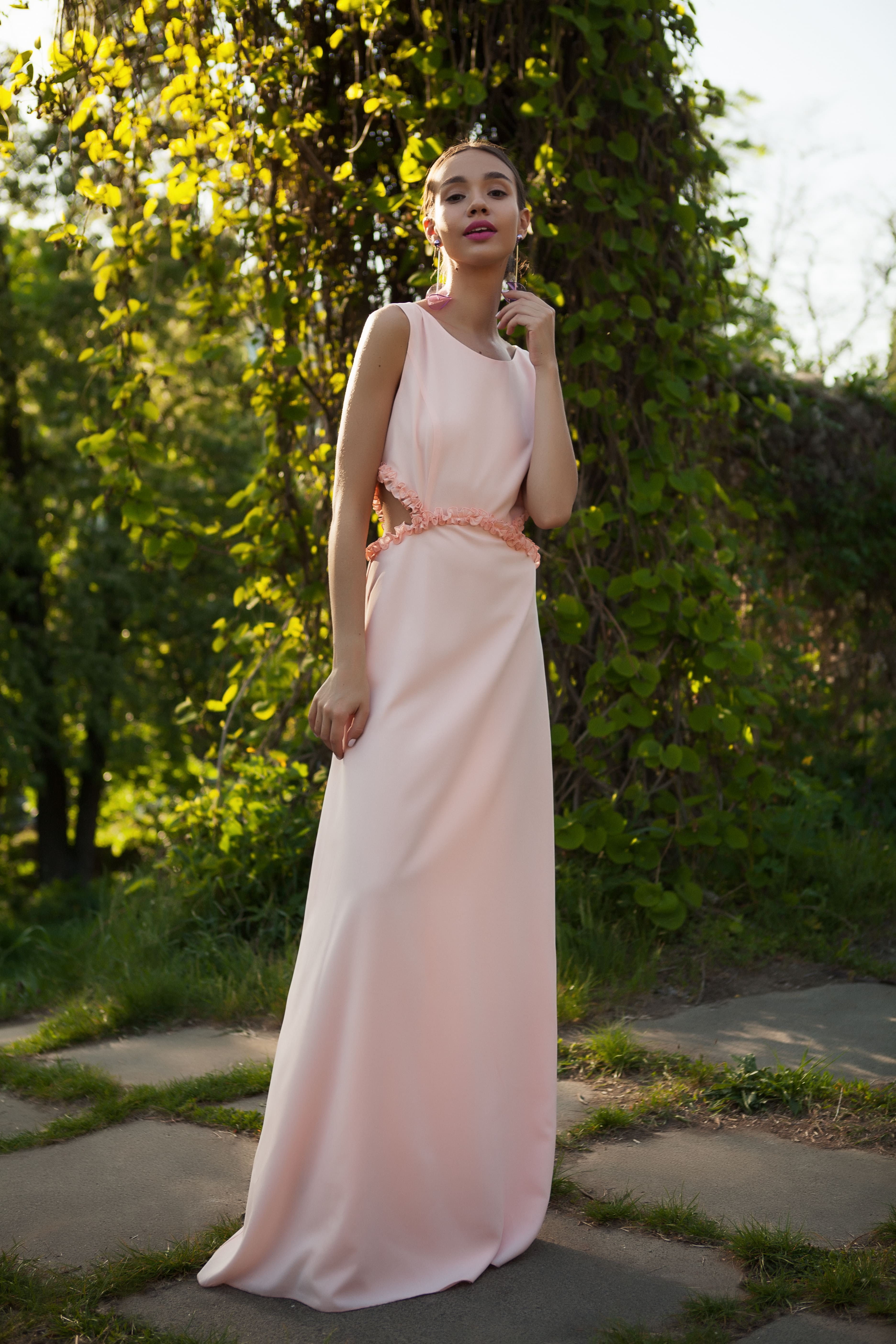 На Соломии пудровое платье в пол  #LOVE
Фото: Денис Груба
Макияж и укладка салон красоты "Руки Ножницы"