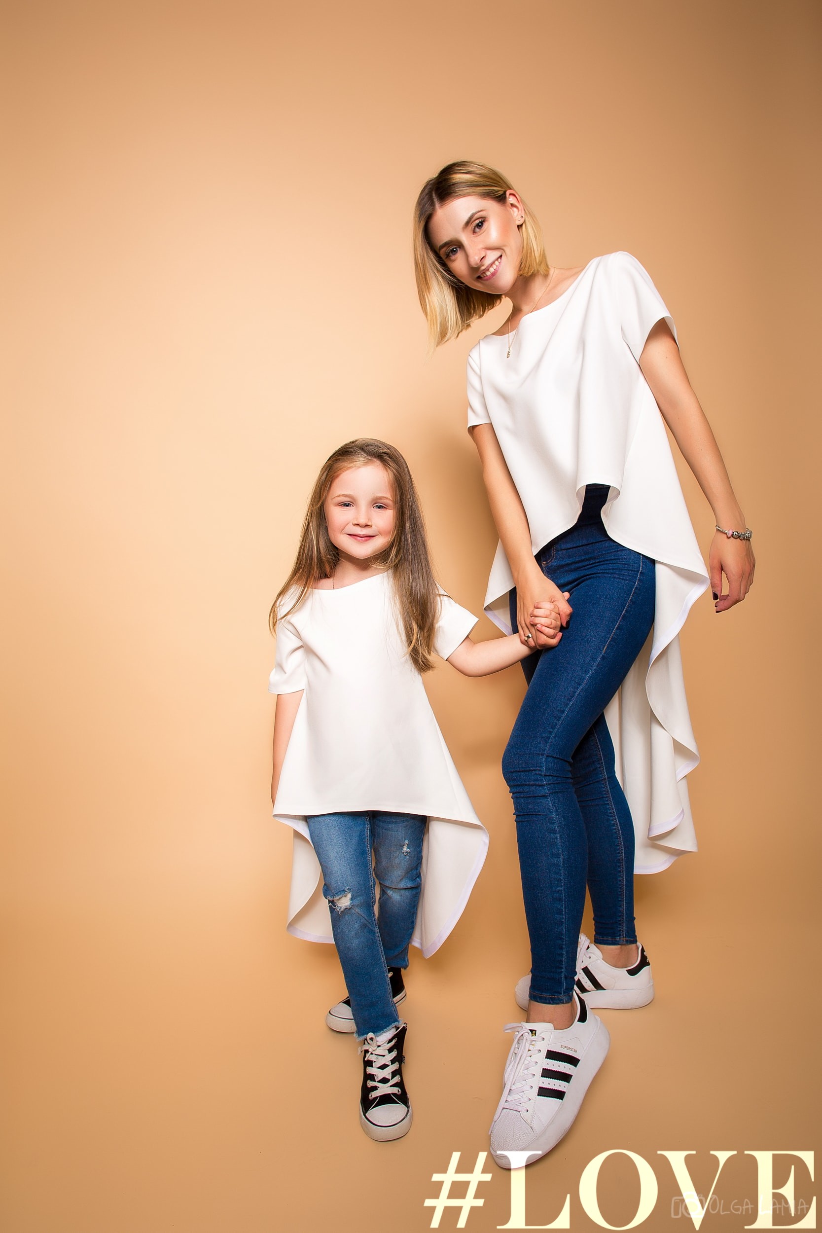 На Лере и Еве блуза белая с полурасклешенным ниспадающим хвостом #LOVE Фото: Ольга Ламия Макияж и укладка салон красоты "Руки Ножницы"